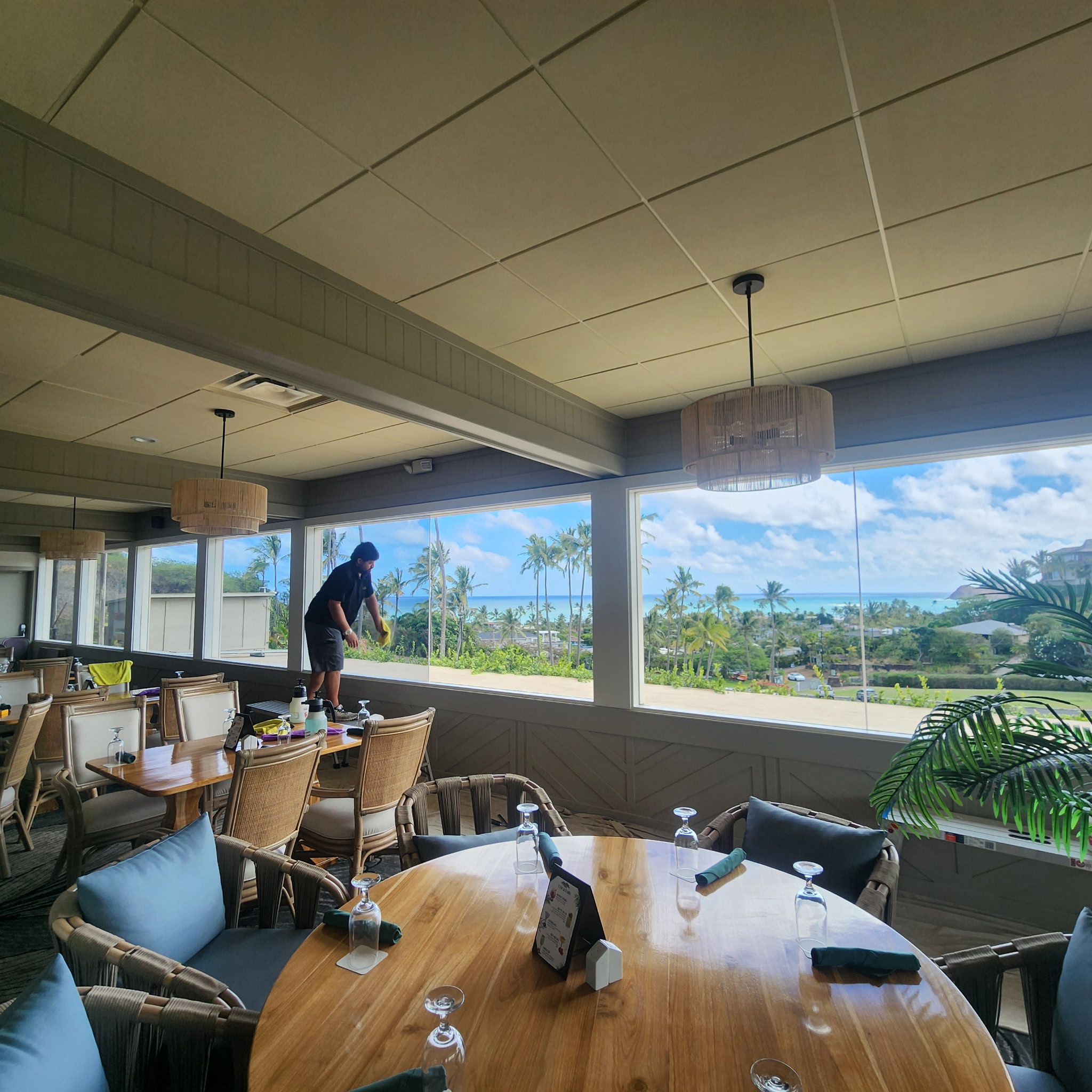 Privacy and comfort for businesses - Honolulu Tinting Co.